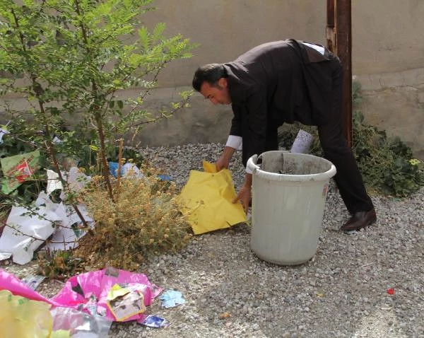VanMilli Eğitim Müdürü, Ziyaret Ettiği Okulun Önündeki Çöpleri Topladı