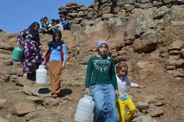 Köylüler Hayvan Dışkılarının Bulaştığı Kuyu Suyunu Mecburiyetten İçiyor