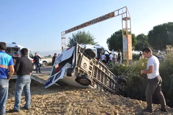 Öğrenci Servis Minibüsü Otomobille Çarpıştı: 10 Yaralı