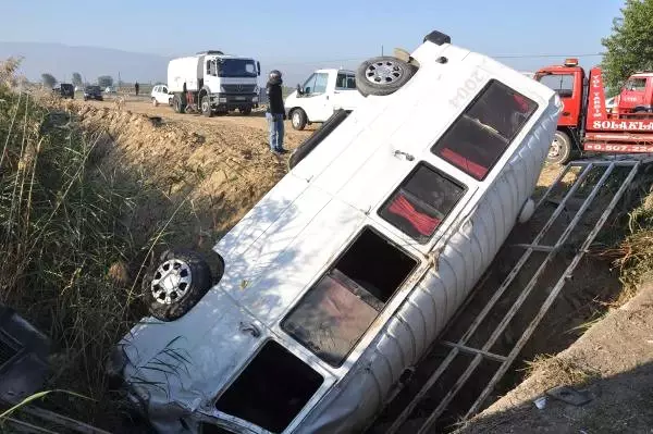 Öğrenci Servis Minibüsü Otomobille Çarpıştı: 10 Yaralı