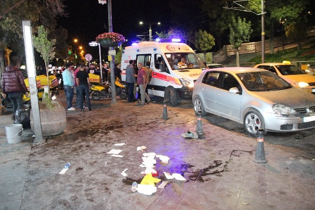 Önünü Kesenlere Para Vermeyen Genç, Sokak Ortasında Bıçaklandı