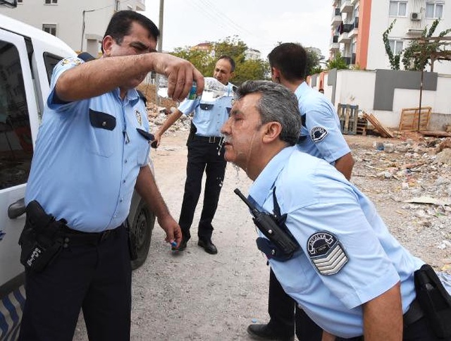 Madde Bağımlısı Genç, Polislerin Yüzüne Tiner Döktü
