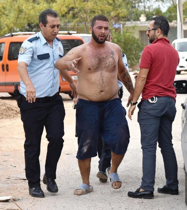Madde Bağımlısı Genç, Polislerin Yüzüne Tiner Döktü