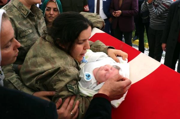 3 Aylık Oğlunu Şehit Babasının Tabutunun Üzerine Yatırdı