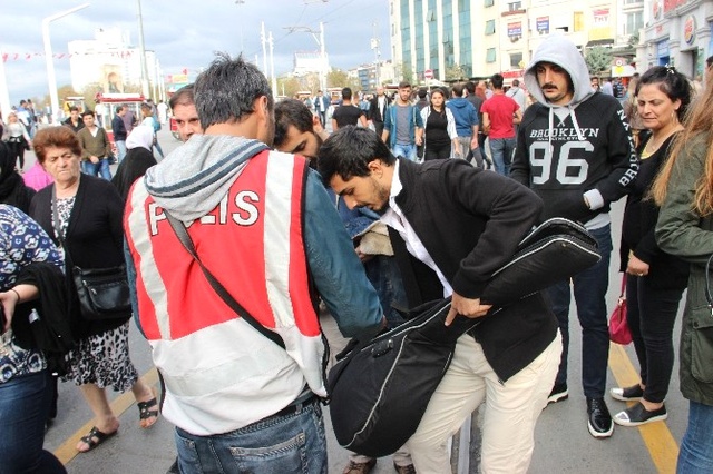 Yenibosna'daki Patlamanın Ardından İstiklal Caddesi'nde Çanta ve Valizler Didik Didik Arandı
