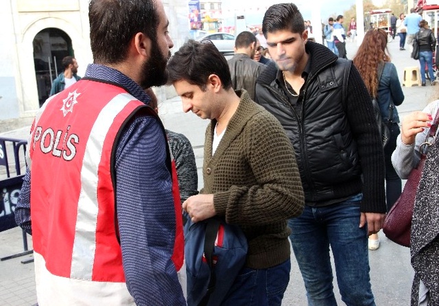 Yenibosna'daki Patlamanın Ardından İstiklal Caddesi'nde Çanta ve Valizler Didik Didik Arandı