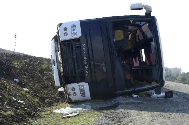 Maden Ocağı İşçilerini Taşıyan Otobüs Devrildi: 20 Yaralı