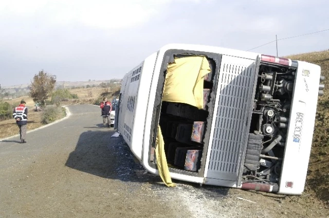 Maden Ocağı İşçilerini Taşıyan Otobüs Devrildi: 20 Yaralı