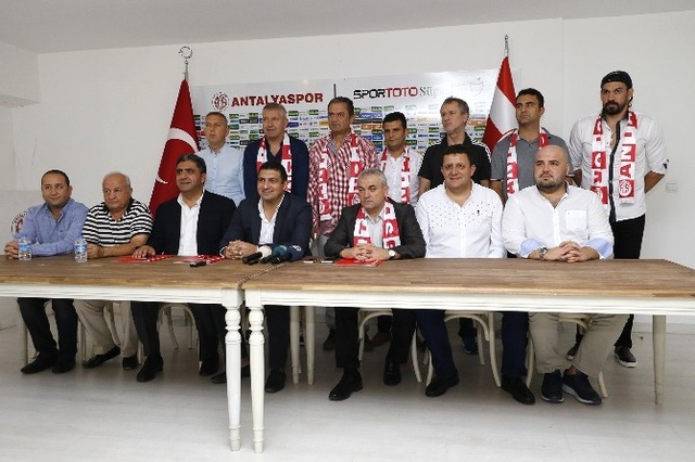 Rıza Çalımbay Antalyaspor'a İmzayı Attı