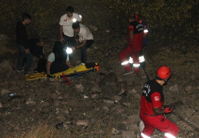 Elazığ'da 50 Metrelik Uçuruma Yuvarlanan Kadını Ekipler Güçlükle Kurtardı