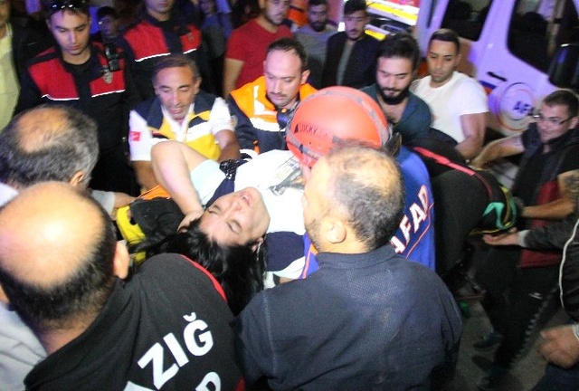 Elazığ'da 50 Metrelik Uçuruma Yuvarlanan Kadını Ekipler Güçlükle Kurtardı
