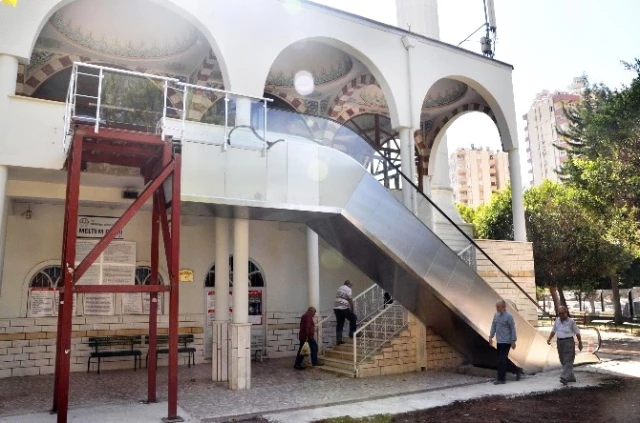 Antalya'daki Camiye Engelliler İçin Yürüyen Merdiven Yapıldı