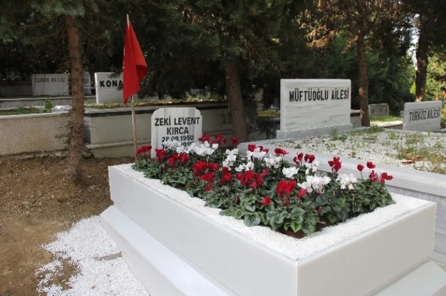 Levent Kırca'nın Mezarı Yapıldı
