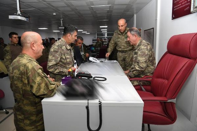 Hulusi Akar, ÖKHÜ-2 Üs Bölgesinde İnceleme Yaptı