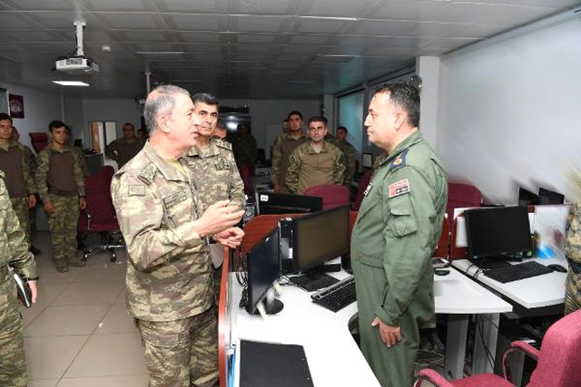 Hulusi Akar, ÖKHÜ-2 Üs Bölgesinde İnceleme Yaptı