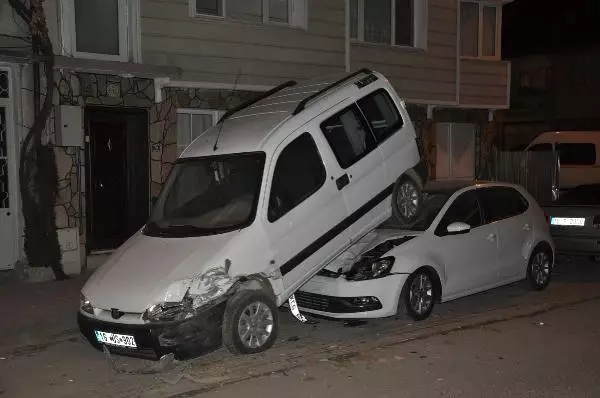 Görenleri Şaşırtan Kaza! Park Halindeki Araç Arkasındaki Aracın Üstüne Çıktı