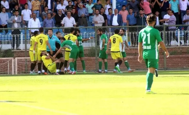 Amatör Ligde Takım Menajeri Oyuncusunu Tokatladı