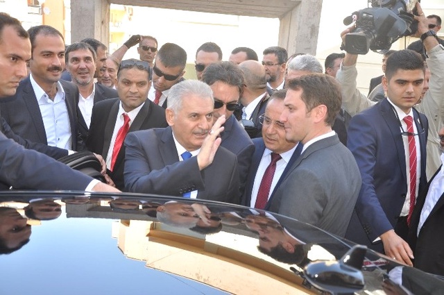 Başbakan, Cuma Namazını 15 Temmuz'da Saldırıya Uğrayan Camide Kıldı