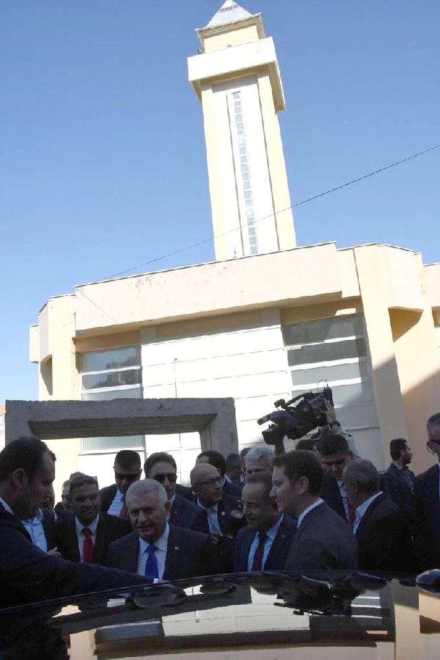 Başbakan, Cuma Namazını 15 Temmuz'da Saldırıya Uğrayan Camide Kıldı