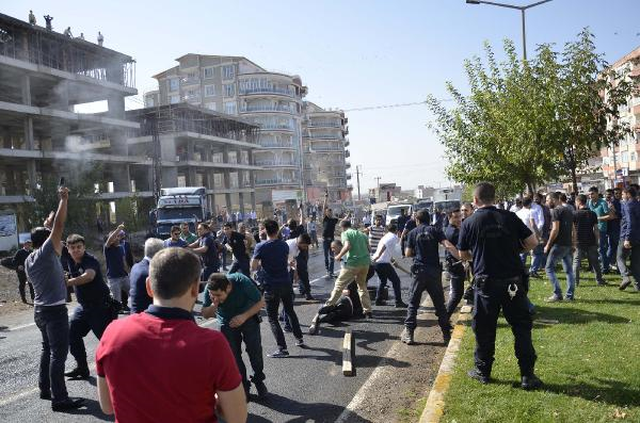 Urfa'da Ortalık Birbirine Girdi! Yolu Trafiğe Kapattı, Linçten Polis Kurtardı