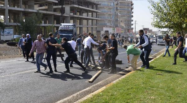 Urfa'da Ortalık Birbirine Girdi! Yolu Trafiğe Kapattı, Linçten Polis Kurtardı