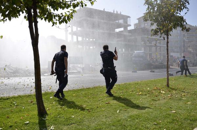 Urfa'da Ortalık Birbirine Girdi! Yolu Trafiğe Kapattı, Linçten Polis Kurtardı