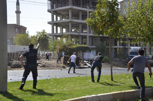 Urfa'da Ortalık Birbirine Girdi! Yolu Trafiğe Kapattı, Linçten Polis Kurtardı