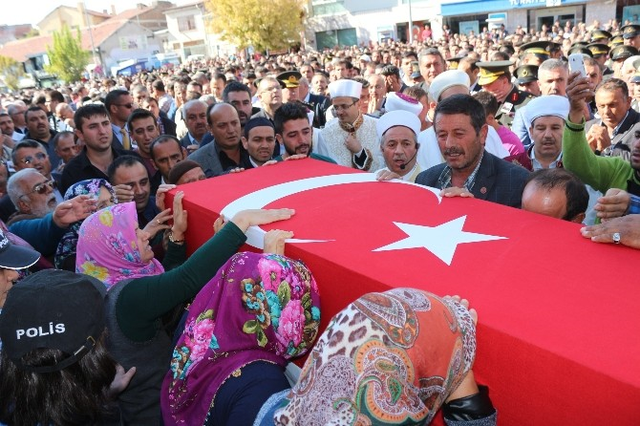 Şehit Annesi, Oğlunun Cenaze Namazında Saf Tuttu