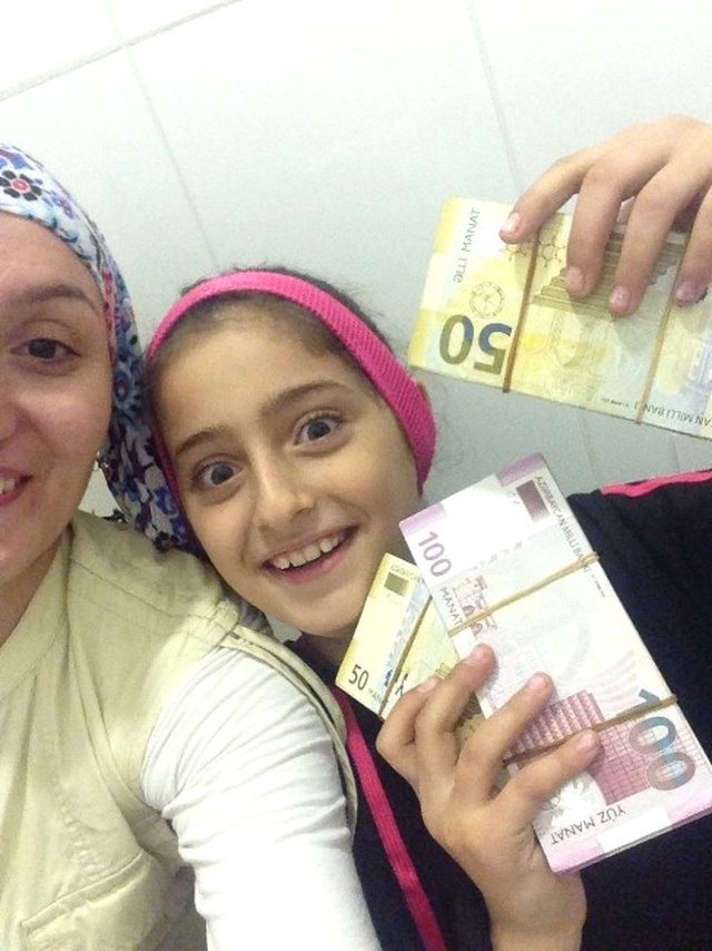 Yolda Bulduğu Yüklü Miktar Parayı Polis Merkezine Teslim Etti