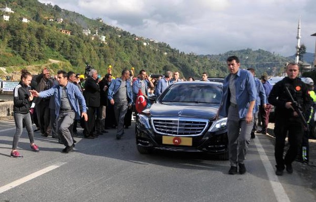 Cumhurbaşkanı Erdoğan'ın Makam Aracı Önünde İzdiham