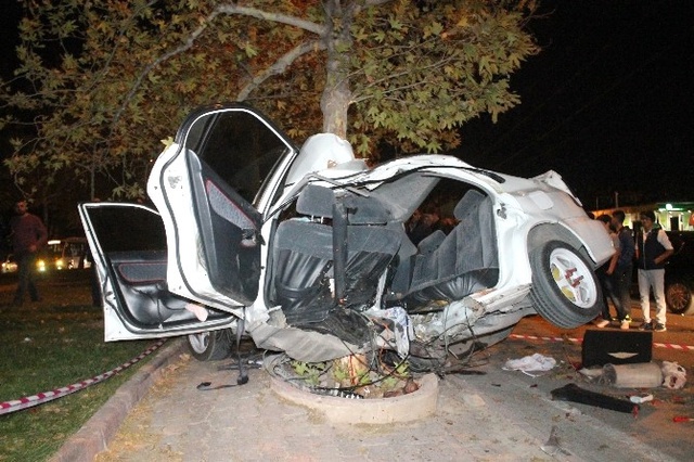 Hurdaya Dönen Otomobilden Sağ Çıktılar