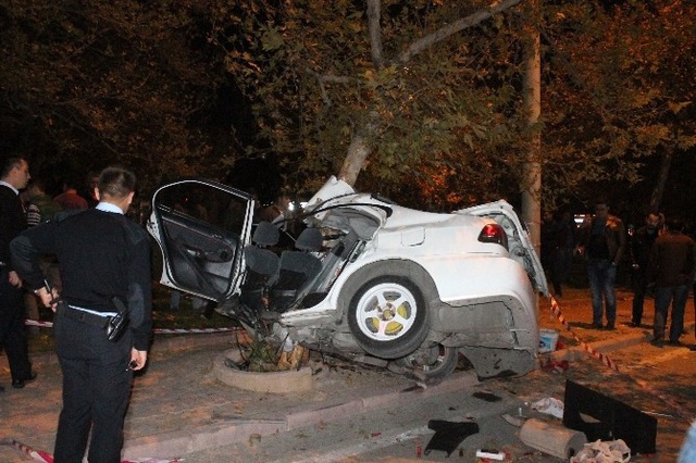 Hurdaya Dönen Otomobilden Sağ Çıktılar