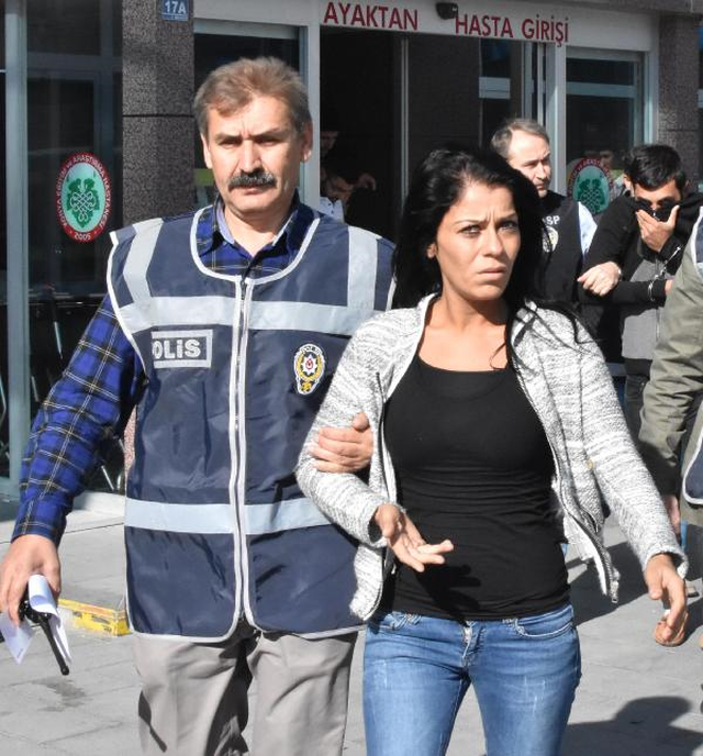 Tuttuğu 3 Kişiye Teyzesinin Altın, Para ve Cep Telefonunu Gasp Ettirdi