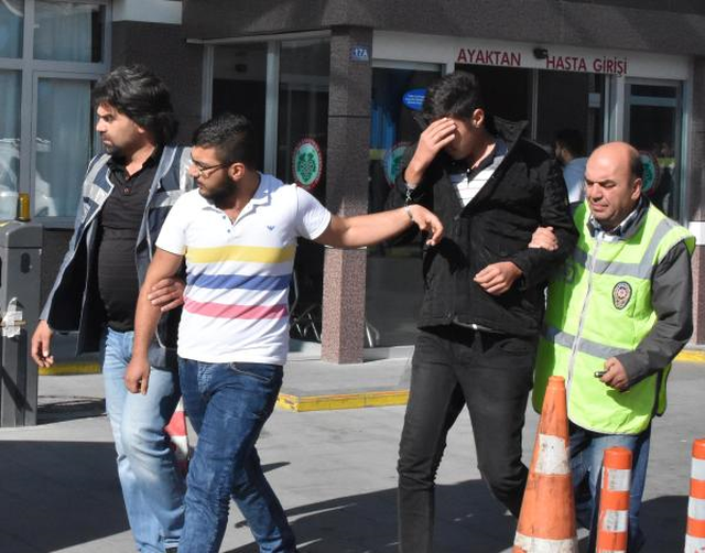 Tuttuğu 3 Kişiye Teyzesinin Altın, Para ve Cep Telefonunu Gasp Ettirdi