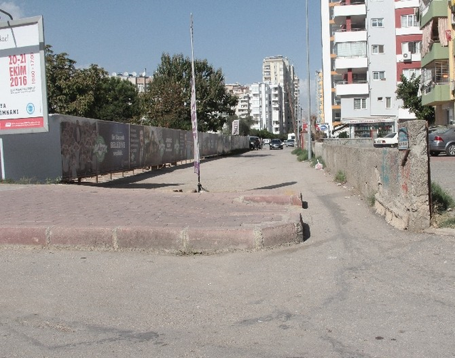Bulvara Çıkan Yolun Kaldırıma Çıkması Sürücüleri Çileden Çıkardı