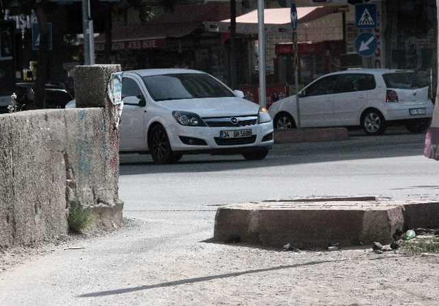 Bulvara Çıkan Yolun Kaldırıma Çıkması Sürücüleri Çileden Çıkardı