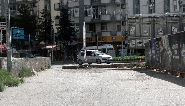 Bulvara Çıkan Yolun Kaldırıma Çıkması Sürücüleri Çileden Çıkardı
