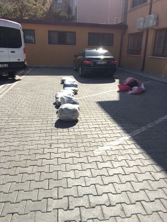 Kiralık Lüks Otomobille Uyuşturucu Sevkiyatı Kontrole Takıldı