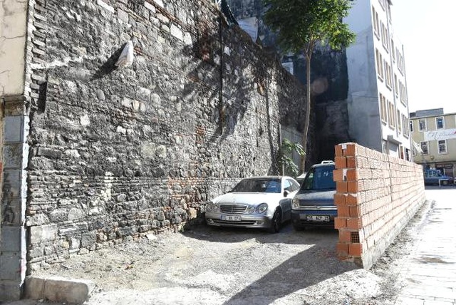 İzmir'de Skandal! Tarihe Tuğla Ördüler