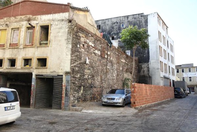 İzmir'de Skandal! Tarihe Tuğla Ördüler