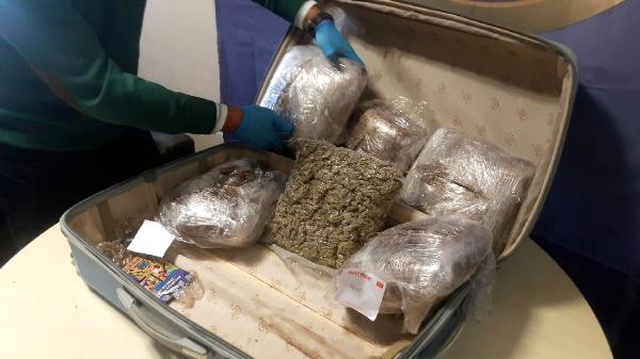 Aracında 10 Kilo 200 Gram Esrar Ele Geçirildi, Kıyafet Taşıdığını Sandığını Öne Sürdü