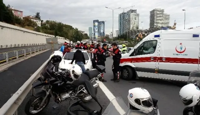 Emniyet Şeridine Giren Otomobil, Yunus Polislerine Çarptı