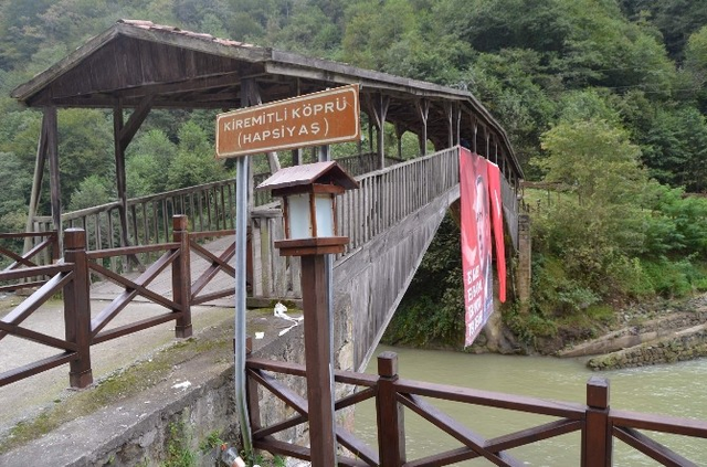 Tarihi Köprüye Asılan Yazıyı Görenler Şaşkınlık Yaşıyor