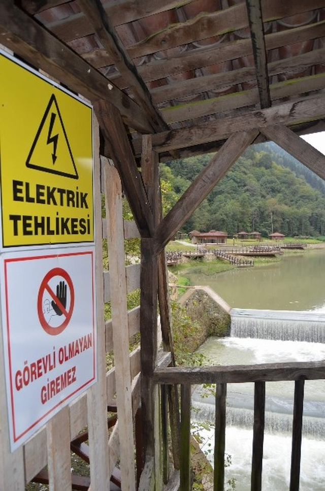 Tarihi Köprüye Asılan Yazıyı Görenler Şaşkınlık Yaşıyor