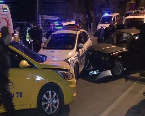 Bağdat Caddesi'nde Nefes Kesen Kovalamaca! Önce Taksiye Sonra Polis Aracına Çarptı