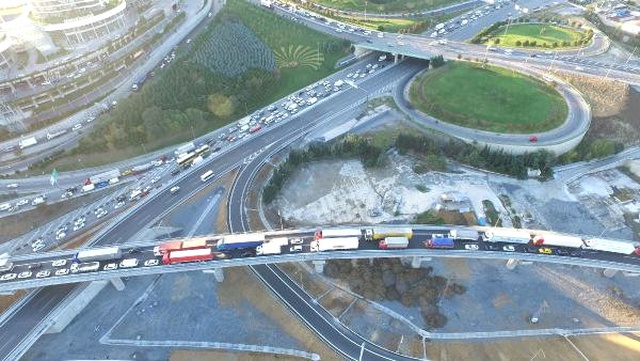 Mahmutbey Kavşağında Trafik Yoğunluğu Artarak Sürüyor