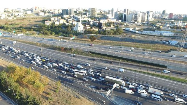 Mahmutbey Kavşağında Trafik Yoğunluğu Artarak Sürüyor