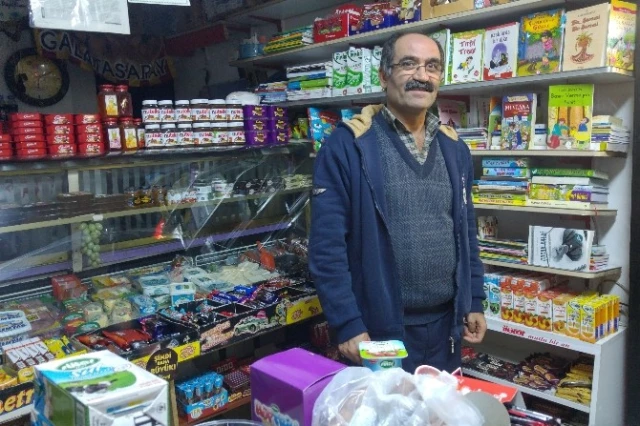 Üsküdar'da Bir Bakkalda Para Değil, Kitap Geçiyor