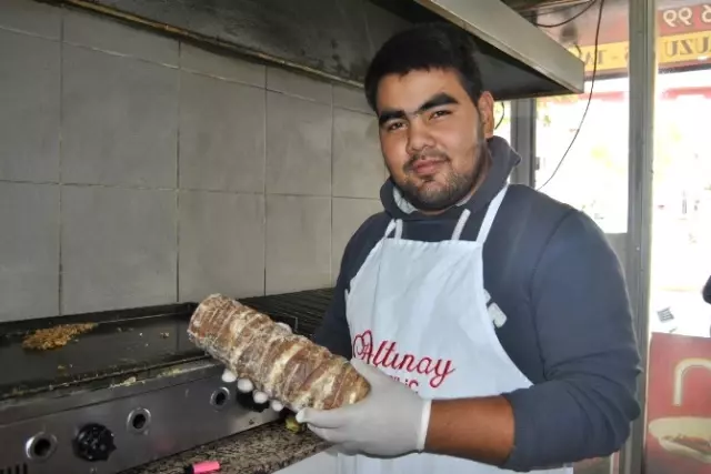 Özbekistanlı Genç Gezmek İçin Geldiği Türkiye'de Kokoreç Ustası Oldu