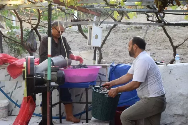 40 Dönümlük Bağda Yetiştiriyor, Geleneksel Yönetmlerle Pekmez Yapıp Satıyor